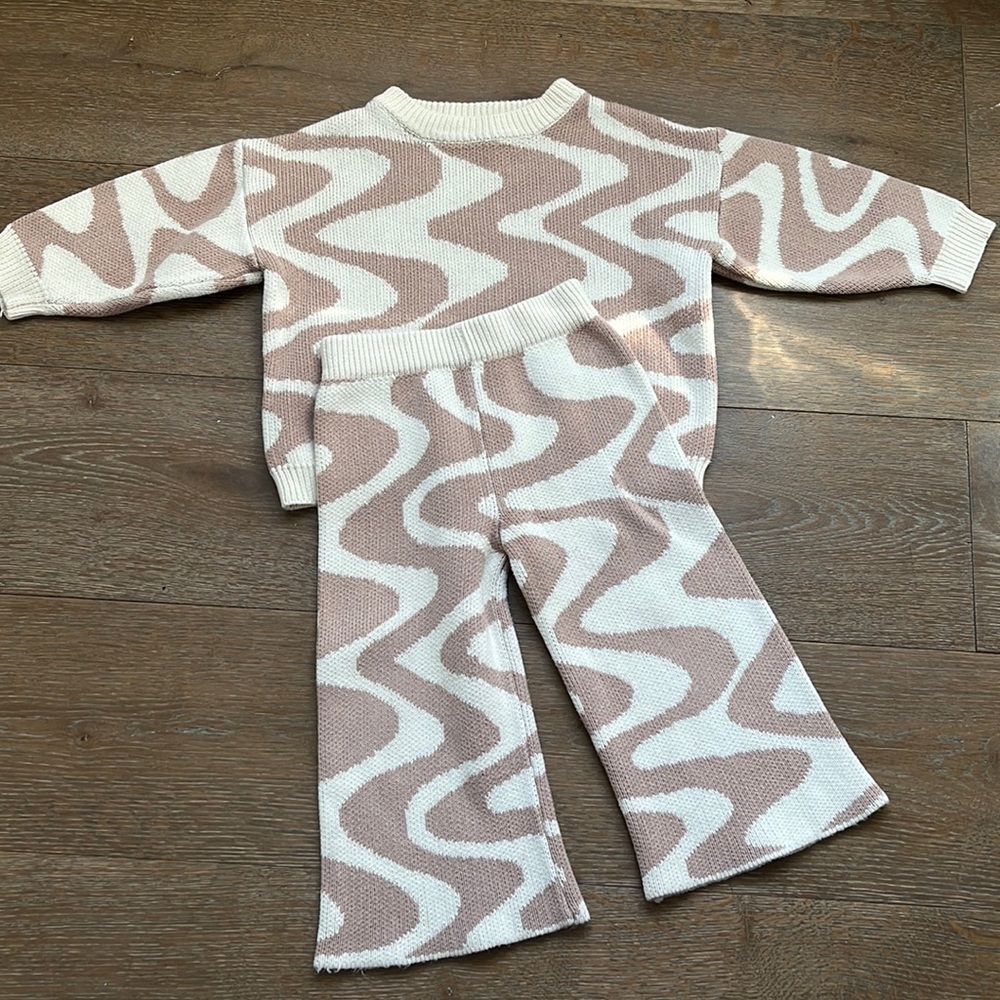 Adorable Girls matching Sweater Set in wave print | Size 4Y